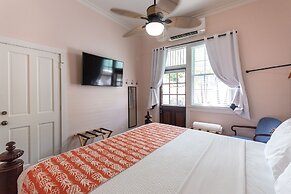 The Porch on Frances Inn