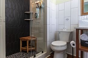 The Porch on Frances Inn