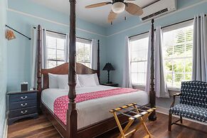 The Porch on Frances Inn