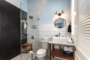 The Porch on Frances Inn