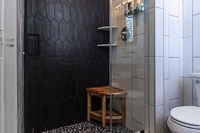 The Porch on Frances Inn