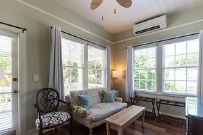 The Porch on Frances Inn