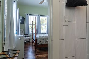 The Porch on Frances Inn