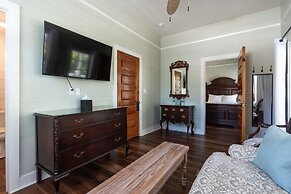 The Porch on Frances Inn