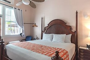 The Porch on Frances Inn