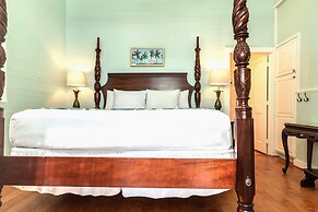 The Porch on Frances Inn