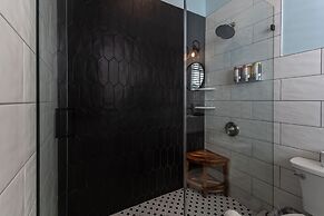 The Porch on Frances Inn