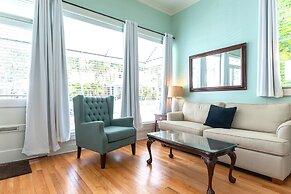 The Porch on Frances Inn