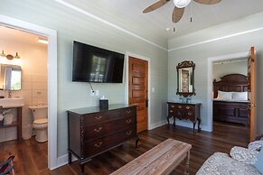 The Porch on Frances Inn