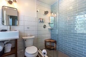 The Porch on Frances Inn