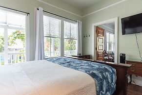 The Porch on Frances Inn