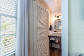 The Porch on Frances Inn