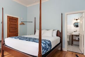 The Porch on Frances Inn