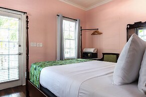 The Porch on Frances Inn