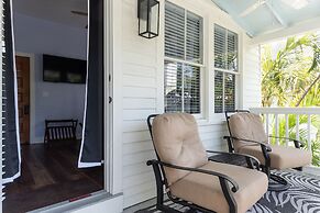 The Porch on Frances Inn