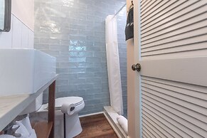 The Porch on Frances Inn