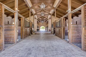 Mirabella by Avantstay 10 Acre Estate w/ Prvt Lake, Golf Course & Pool