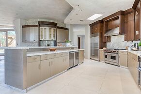 Mirabella by Avantstay 10 Acre Estate w/ Prvt Lake, Golf Course & Pool