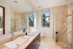 Mirabella by Avantstay 10 Acre Estate w/ Prvt Lake, Golf Course & Pool