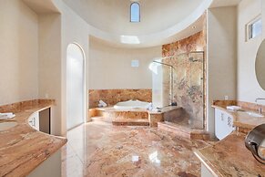 Mirabella by Avantstay 10 Acre Estate w/ Prvt Lake, Golf Course & Pool