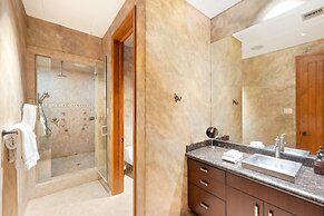 Mirabella by Avantstay 10 Acre Estate w/ Prvt Lake, Golf Course & Pool