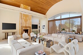 Mirabella by Avantstay 10 Acre Estate w/ Prvt Lake, Golf Course & Pool