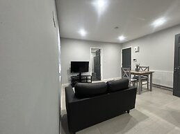 Private Luxury Apartment - Free Parking & Wi-fi