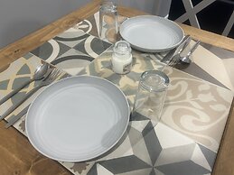 Private Luxury Apartment - Free Parking & Wi-fi