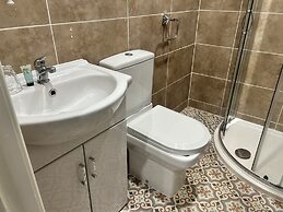 Private Luxury Apartment - Free Parking & Wi-fi