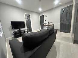 Private Luxury Apartment - Free Parking & Wi-fi