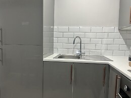 Private Luxury Apartment - Free Parking & Wi-fi