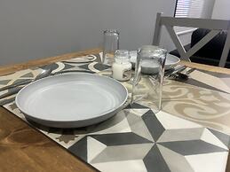 Private Luxury Apartment - Free Parking & Wi-fi