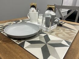 Private Luxury Apartment - Free Parking & Wi-fi