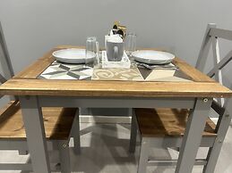 Private Luxury Apartment - Free Parking & Wi-fi