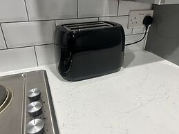 Private Luxury Apartment - Free Parking & Wi-fi