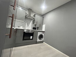 Private Luxury Apartment - Free Parking & Wi-fi