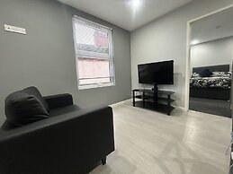 Private Luxury Apartment - Free Parking & Wi-fi