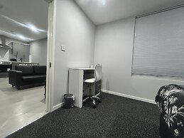 Private Luxury Apartment - Free Parking & Wi-fi