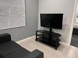 Private Luxury Apartment - Free Parking & Wi-fi