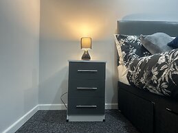 Private Luxury Apartment - Free Parking & Wi-fi