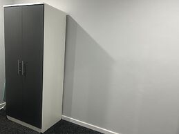 Private Luxury Apartment - Free Parking & Wi-fi