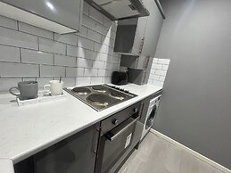 Private Luxury Apartment - Free Parking & Wi-fi