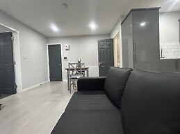 Private Luxury Apartment - Free Parking & Wi-fi