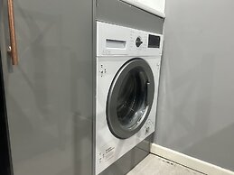 Private Luxury Apartment - Free Parking & Wi-fi