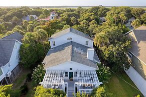 Hemlock by Avantstay Minutes From Folly Beach w/ Multiple Patios