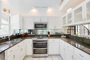 Hemlock by Avantstay Minutes From Folly Beach w/ Multiple Patios