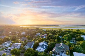 Red Maple by Avantstay Walk to Folly Beach