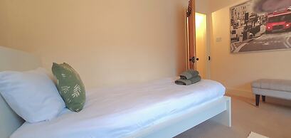 Inviting 2-bed Cottage in Windsor