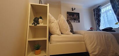 Inviting 2-bed Cottage in Windsor