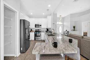 Charming Home With Private Pool and Electric Fire Place! #4bc110